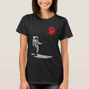 Ruimtevaarder met rode maan ballon grafische kunst t-shirt