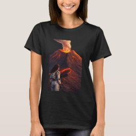 Ruimtevaarder tegenover uitbarstende vulkaan t-shirt