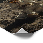 Ruimtevaarder zittend op de maan poster (Hoek)
