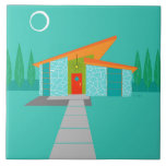 Ruimtevaardijhuis Cartoon keramisch tedossier Tegeltje<br><div class="desc">Deze Space Age Cartoon House Ceramic Tile is een retro's droom die uitkomt. Het minimalistische kunstontwerp kenmerkt een watersteenhuis met grote, pauw blauwe vensters. Van het atomaire, slanke, oranje dak, verlicht een geel licht voor de spoelbuis de voordeur. De verzonken rode voordeur met een starburstdeuropening wordt prachtig gecompenseerd door de...</div>