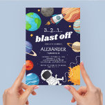 Ruimtevaartastronaut Elke ouderdag Kaart<br><div class="desc">Beleef een buitengewoon verjaardagsfeest met onze gepersonaliseerde uitnodigingen voor het thema ruimte. Deze prachtige uitnodigingen zijn voorzien van een betoverende achtergrond van de sterrenhemel, met de planeten van ons zonnestelsel elegant verspreid over de randen en een opwindend raketschip dat centraal staat. Met een trendy uitnodigingsfeest dat een eitje is om...</div>