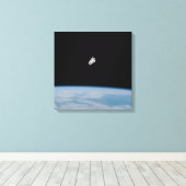 Ruimtewandelingen van astronauten boven de aarde canvas afdruk (Insitu (Houten vloer))