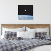 Ruimtewandelingen van astronauten boven de aarde canvas afdruk (Insitu (Slaapkamer))