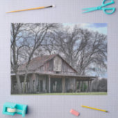 Ruïnes in houten schuur met omliggende kale bomen tissuepapier (Craft)