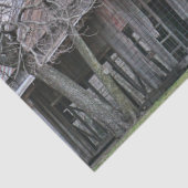 Ruïnes in houten schuur met omliggende kale bomen tissuepapier (Detail)