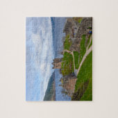 Ruins van Urquhart Castle langs Loch Ness, Schotla Legpuzzel (Verticaal)