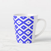 Ruitenpatroon van koninklijk blauw en wit latte mok (Rechts)