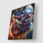 Ruiter blaast met Amerikaanse trots over de snelwe Vierkante Klok (Hoek)