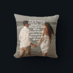 Rumi Love Story Voeg je fotogedicht toe Kussen<br><div class="desc">Wat een inspirerende en geweldige combinatie: poëzie van Rumi,  de beroemde 13e-eeuwse mystieke dichter,  en de geweldige foto van de paar-in-liefde/pasgetrouwde die perfect hun liefdesverhaal beschrijft. Ideaal voor ideale gave en behoud van duurzame romantische herinneringen</div>