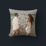 Rumi Love Story Voeg je fotogedicht toe Kussen<br><div class="desc">Wat een inspirerende en geweldige combinatie: poëzie van Rumi,  de beroemde 13e-eeuwse mystieke dichter,  en de geweldige foto van de paar-in-liefde/pasgetrouwde die perfect hun liefdesverhaal beschrijft. Ideaal voor ideale gave en behoud van duurzame romantische herinneringen</div>