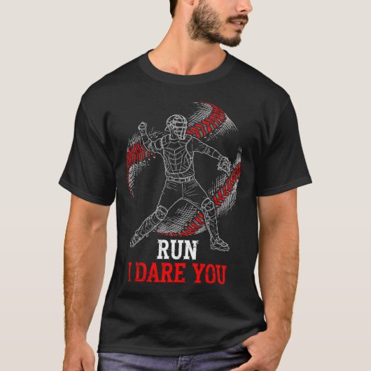Run I Dare You Funny Baseball Catcher Graphic Play T-shirt (Voorkant)