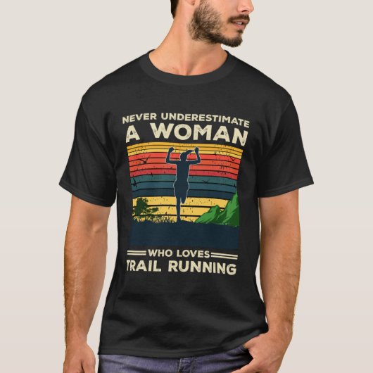 Run Runner Trail Running Never Underestimate A Wom T-shirt (Voorkant)