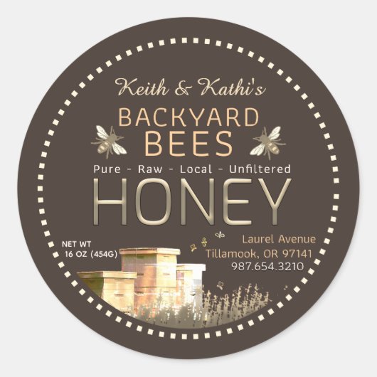 Rundbijenkorven en kleine bijen op donkerbruin ronde sticker (Voorkant)