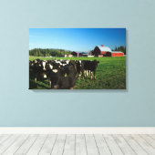 Rundvee met Rode Barn en de berg Rainier Canvas Afdruk (Insitu (Houten vloer))