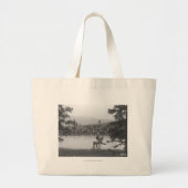 Rundveer met een vijver met twee cowboys. grote tote bag (Voorkant)