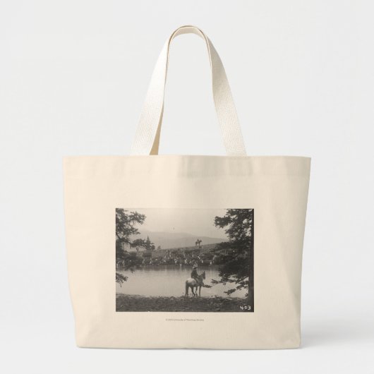 Rundveer met een vijver met twee cowboys. grote tote bag (Voorkant)