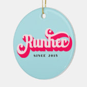 Runher Running Pink Bold Retro Font Motivational Keramisch Ornament (Links)