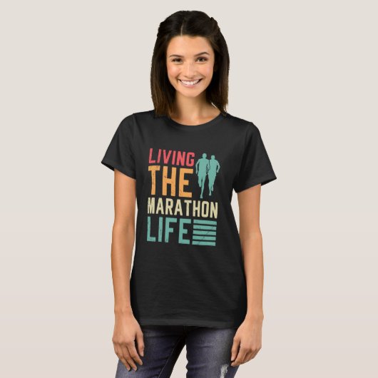 Runners LIVING THIS MARATHON LIFE Funny Marathon T-shirt (Voorkant volledig)