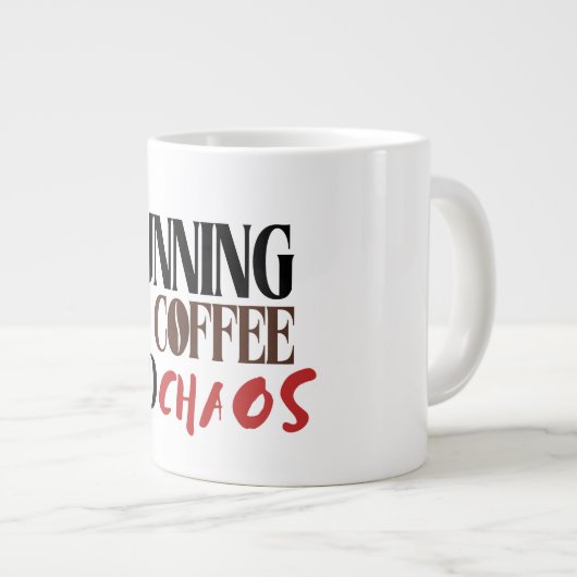Running on Coffee & Chaos – Funny Workday Classic Grote Koffiekop (Voorkant rechts)