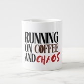 Running on Coffee & Chaos – Funny Workday Classic Grote Koffiekop (Voorkant)
