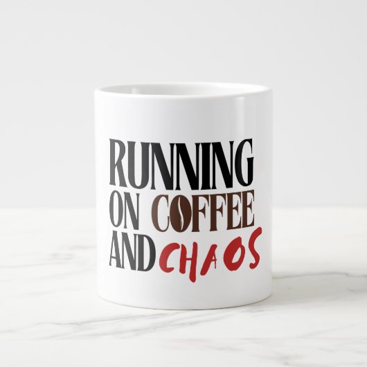 Running on Coffee & Chaos – Funny Workday Classic Grote Koffiekop (Voorkant)