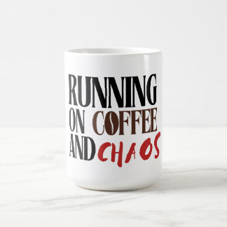 Running on Coffee & Chaos – Funny Workday Classic Koffiemok