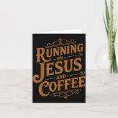 Running On Jesus And Coffee Funny Faith And Caffei Kaart (Voorkant)