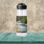 Running River Rumi poëzie vers Waterfles<br><div class="desc">Blijf overal vol met een heldere plastic waterfles met het afbeelding van een stromende rivier,  samen met een inspirerend poëzie van Rumi,  een beroemde Perzische dichter uit de 13de eeuw. Selecteer de grootte en kleur van het waterflesje. OPMERKING: Ontwerp niet geoptimaliseerd voor de waterflesstijl van het kind.</div>