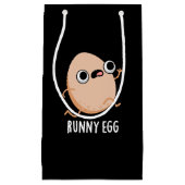 Runny Egg Funny Running Egg Pun Dark BG Klein Cadeauzakje (Voorkant)