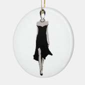 Runway model in ontwerperoutfit keramisch ornament (Links)