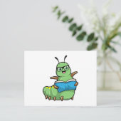 Rups als nerd met boek en bril briefkaart (Staand voorkant)