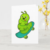 Rups als schaatser met skeelerboard kaart (Gele Bloem)