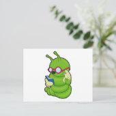 Rups Met Zonnebril & Boek Briefkaart (Staand voorkant)