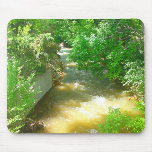 Rushing River onder de Trees Mousepad Muismat (Voorkant)