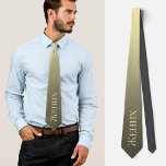 Russisch bruiloft elegant stropdas Жен их bruidego<br><div class="desc">Verhoog je trouwlook met een Unique Custom Stropdas voor russische mannen Op zoek naar een leuke en toch verfijnde manier om je trouwoutfit compleet te maken of een humoristische touch aan je verloving of trouwfoto's toe te voegen? Bekijk ons prachtige aangepaste stropdas, met het woord "Жених" in een zachte beige-gele...</div>