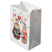 Russisch Matryoshka Dolls Mr & Mrs Personalized Medium Cadeauzakje (Voorkant Gekanteld)