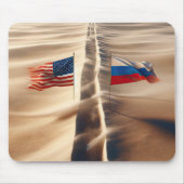 Russische en Amerikaanse vlag in windgeblazen zand Muismat (Voorkant)