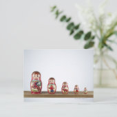 Russische poppen op een plank. briefkaart (Staand voorkant)