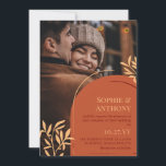 Rust Arch Greenery Foto Fall Wedding Invitation Kaart<br><div class="desc">Rust en bruine bruiloft uitnodiging gepersonaliseerd met een foto. Informele,  moderne uitnodiging voor een herfstbruiloft met perzikkleurige groen en een roest en een bruisend kleurenpalet met een foto van het stel.</div>