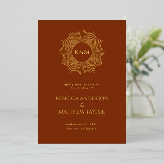 Rust Boho Celestial Sun Monogram Save Date Folie Uitnodiging (Staand Voorkant)