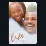Rust Copper Love Calligraphy Script Romantic Photo Magneet<br><div class="desc">Een douane bruiloft keepomwille magnet fotogeheugen met trendy en unieke faux koperen folie "liefde" in een elegant kalligrafiemanuscript en hun bruiloft of verloving of een andere speciale datum in de hoek met een eenvoudige romantische industriële blik.</div>