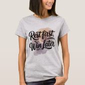 Rust eerst winnen later – Elegant Motivatie citaat T-shirt (Voorkant)