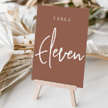 Rust Hand Scripted Table ELEVEN Kaart<br><div class="desc">Eenvoudige en kleurige tafelnummerkaarten in de roestbruin en wit met de aardtoon maken een elegante verklaring op uw bruiloft of gebeurtenis. Het ontwerp kenmerkt "lijst [aantal]"in een eyecatching mengeling van klassieke serif en handgeschreven manuscript het schrijven. Het ontwerp herhaalt zich aan beide zijden. Afzonderlijk genummerde kaarten worden apart verkocht; beveel...</div>