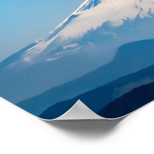 Rust in zicht: Mount Fuji vanaf het strand van Kam Poster (Hoek)