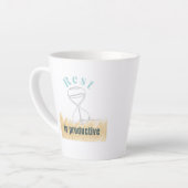 Rust Is Productief – Mentale Gezondheidsbewustzijn Latte Mok (Linkerhoek)