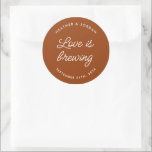 Rust Love is Brewing Wedding Coffee Favors Ronde Sticker<br><div class="desc">Minimaliseer de perfecte Stickers voor het overbruggen</div>