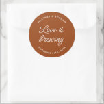 Rust Love is Brewing Wedding Coffee Favors Ronde Sticker<br><div class="desc">Minimaliseer de perfecte Stickers voor het overbruggen</div>