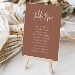 Rust Modern Handgeschreven   Serif Guest Names Kaart<br><div class="desc">Eenvoudige en chic table number kaarten in roest en wit maken een elegante verklaring bij uw bruiloft of gebeurtenis. Het ontwerp kenmerkt "lijst [aantal]"in handgeschreven manuscript het schrijven,  met individuele gastnamen hieronder in chronologieserie typografie. Het ontwerp herhaalt zich aan beide zijden.</div>