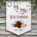 Rust Oranje Rozen Boho Chic Mr. & Mrs Wedding Wimpel<br><div class="desc">Deze vlag is mooi, stijlvol en leuk. Het is ontworpen om de newlyweds te vieren en biedt een elegant boho-schitterend ontwerp met een cluster van met de hand geverfde rozen van de waterverf in een soort roest sinaasappel, perzik en verbrande umber. De tekst luidt als volgt: Mr en Mrs. met...</div>