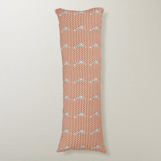 Rust Red Safari Chevron met Pop Art Giraffe Lichaamskussen (Voorkant Verticaal)